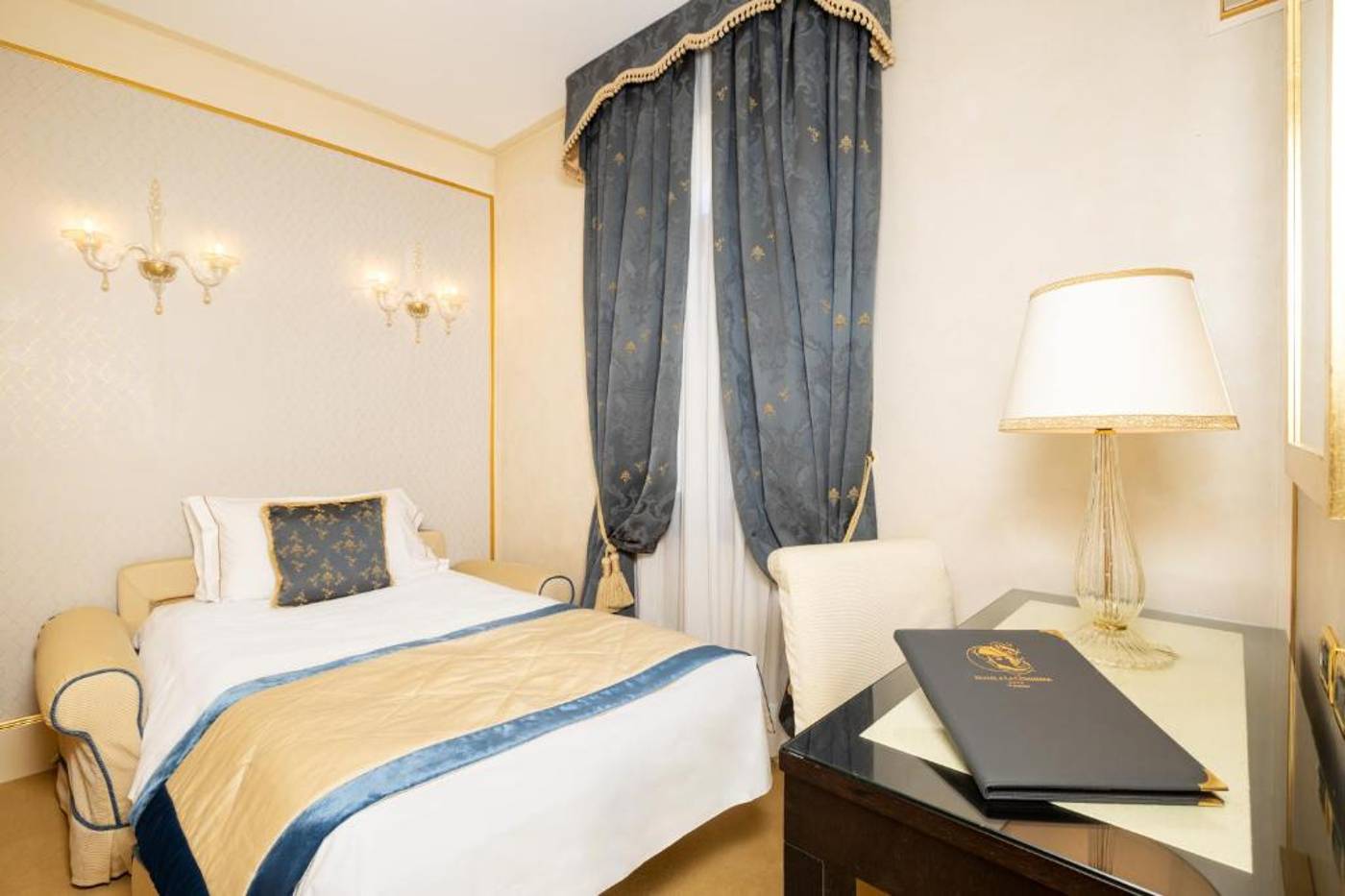 A-La-Commedia-Room-36