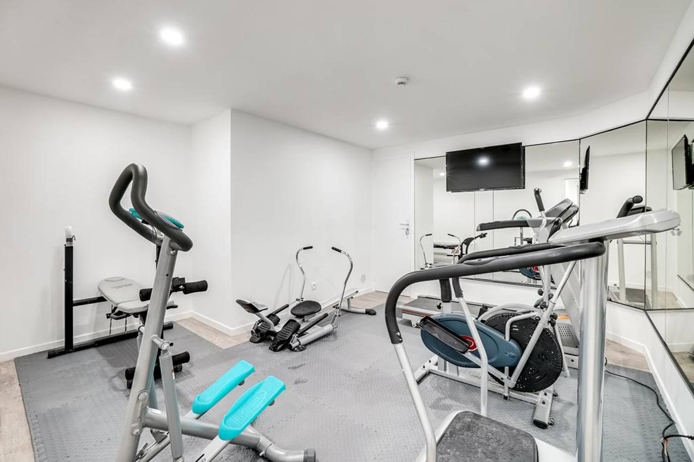 Paris-Hotel-Clichy-Sports-and-Entertainment-27