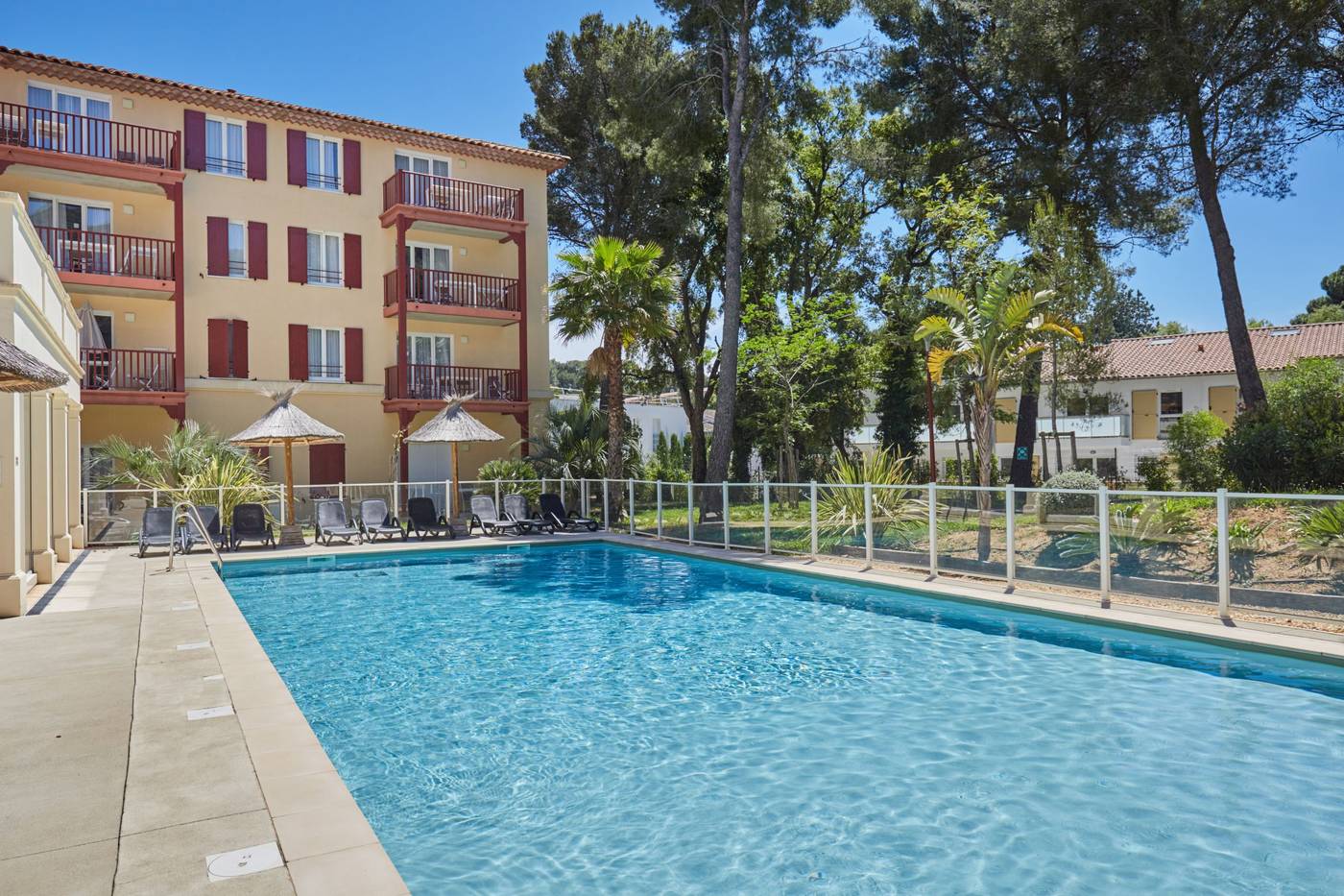 Residence-Prestige-Odalys-Les-Canissons-Pool-3