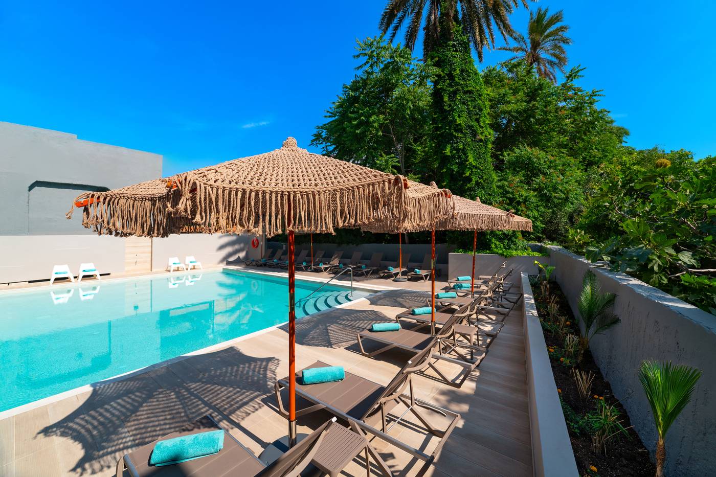 Hotel-Amphitryon-Pool-2