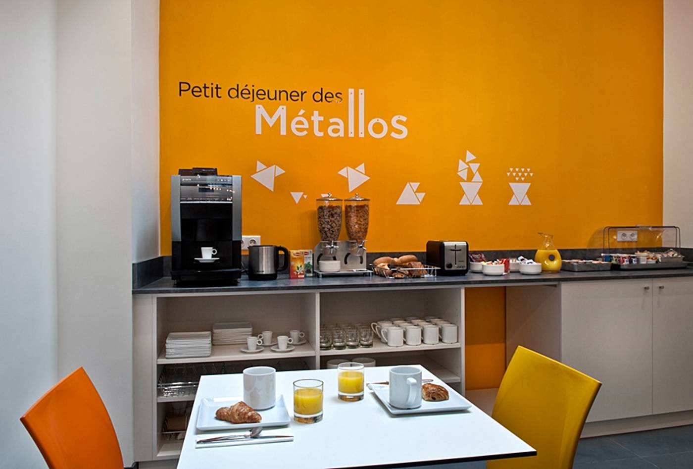 Des-Metallos-Room-14