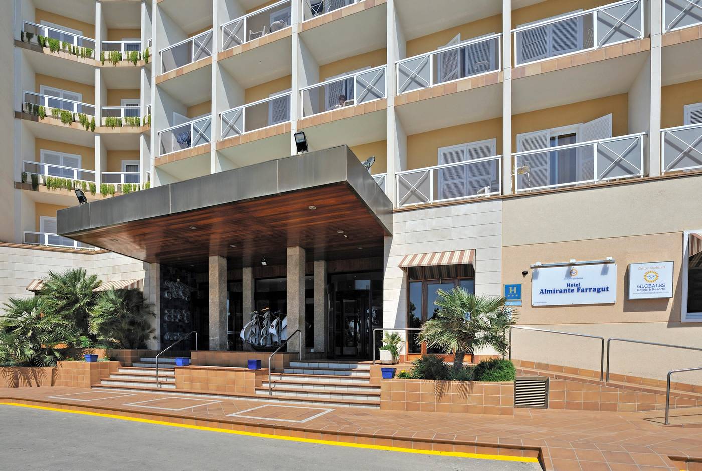 Hoteles-Globales-Club-Almirante-Farragut-General-view-11