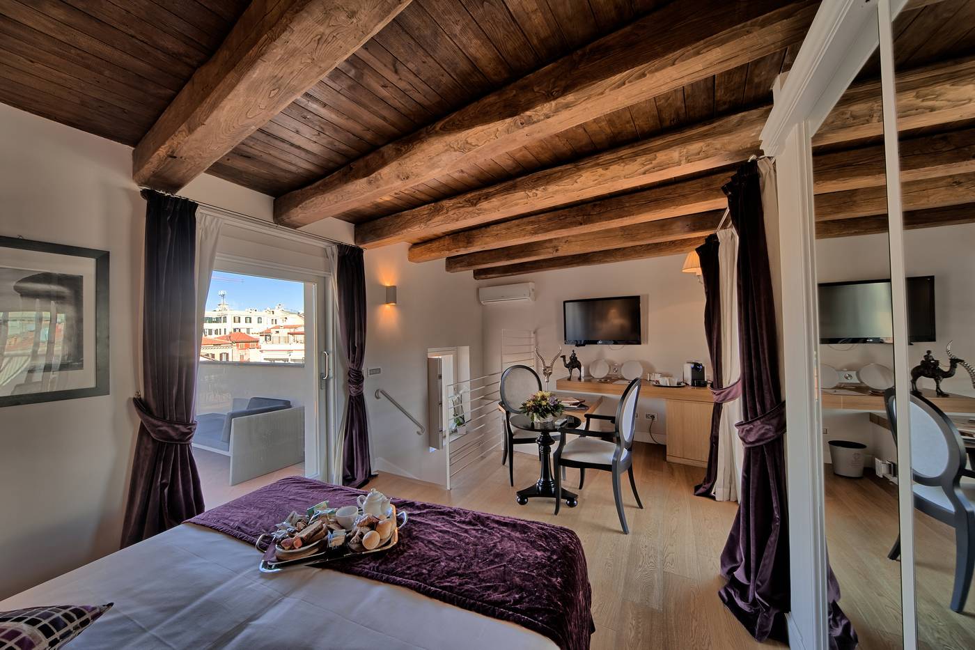 Trevi-Palace-Luxury-Inn-Room-16