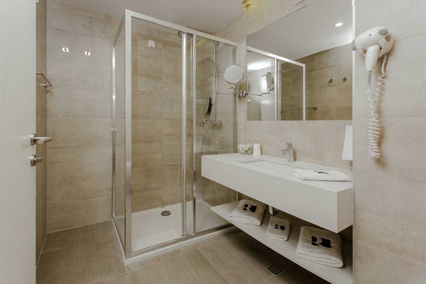 Romana-Beach-Apartments-Room-33