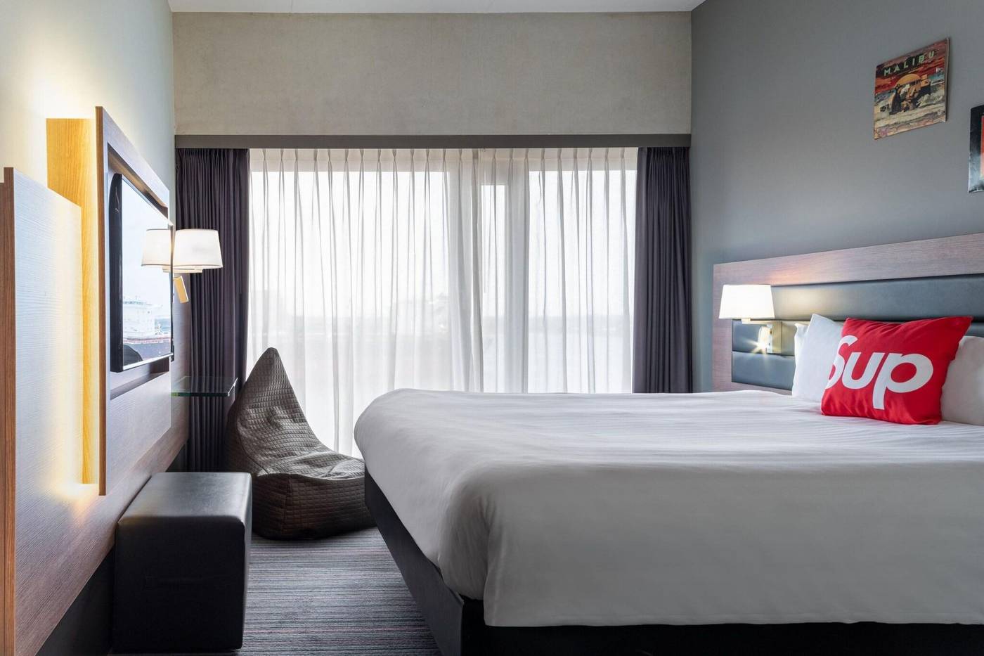 Moxy-Amsterdam-Houthavens-Room-30