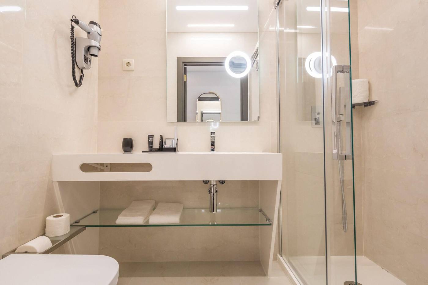 Meraprime-Gold-Design-Hotel-Room-35