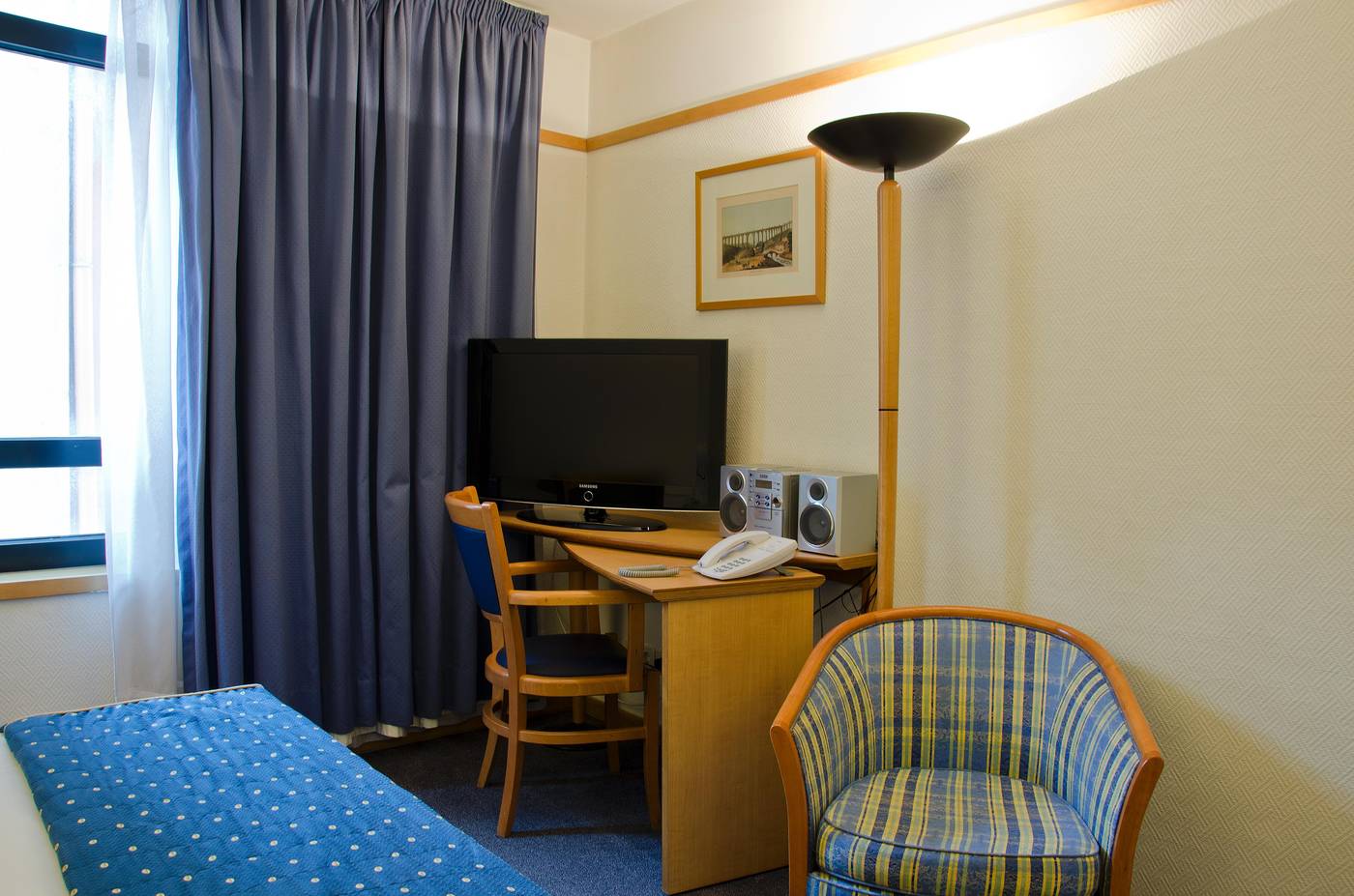 VIP-Executive-Suites-Eden-Room-8