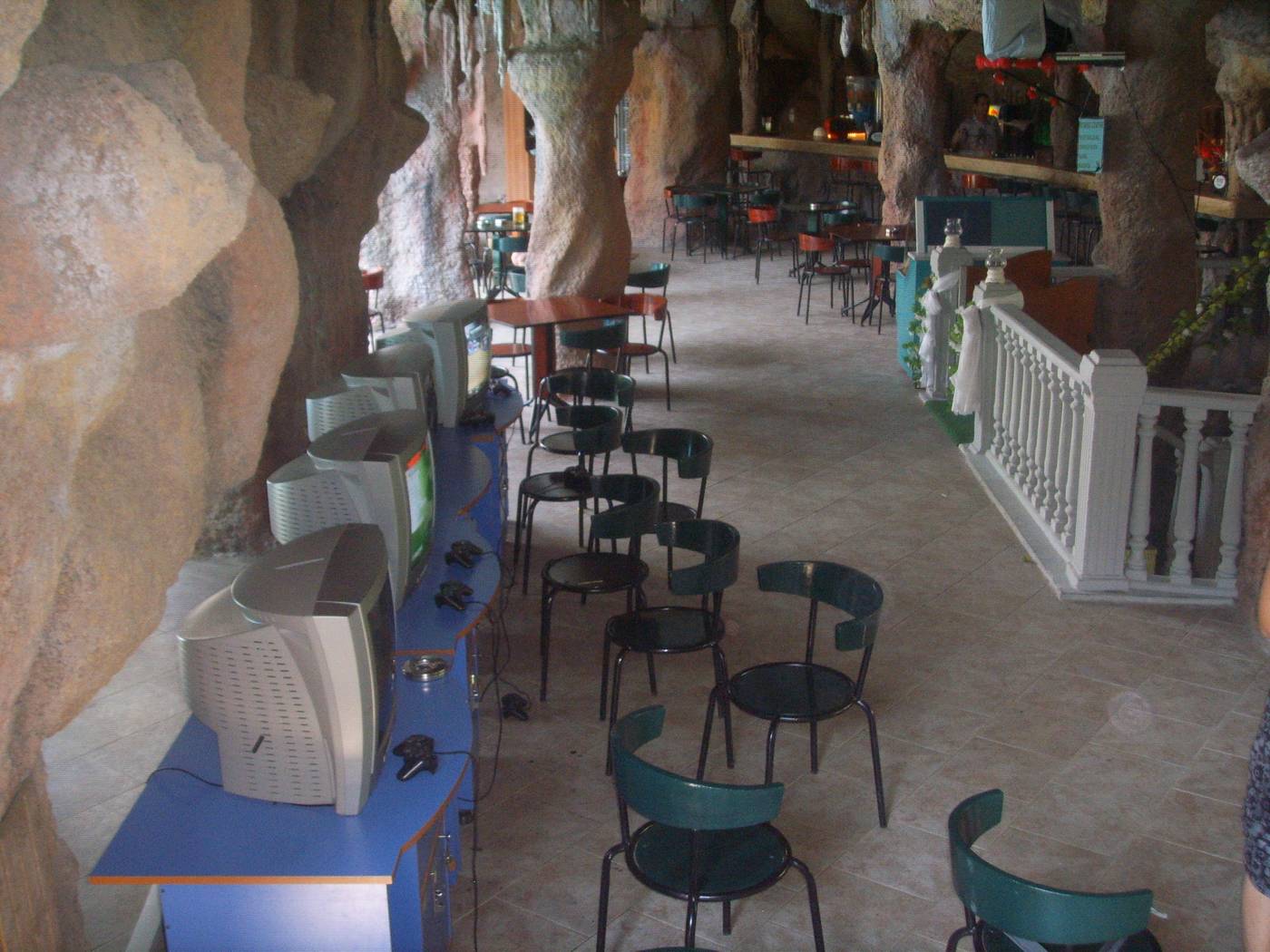 Grand-Aquarium-Apart-Bar-54