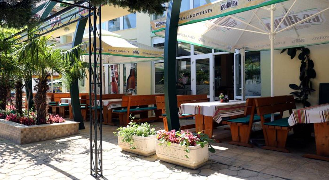 Sunny-Day-Club-Lobby-8