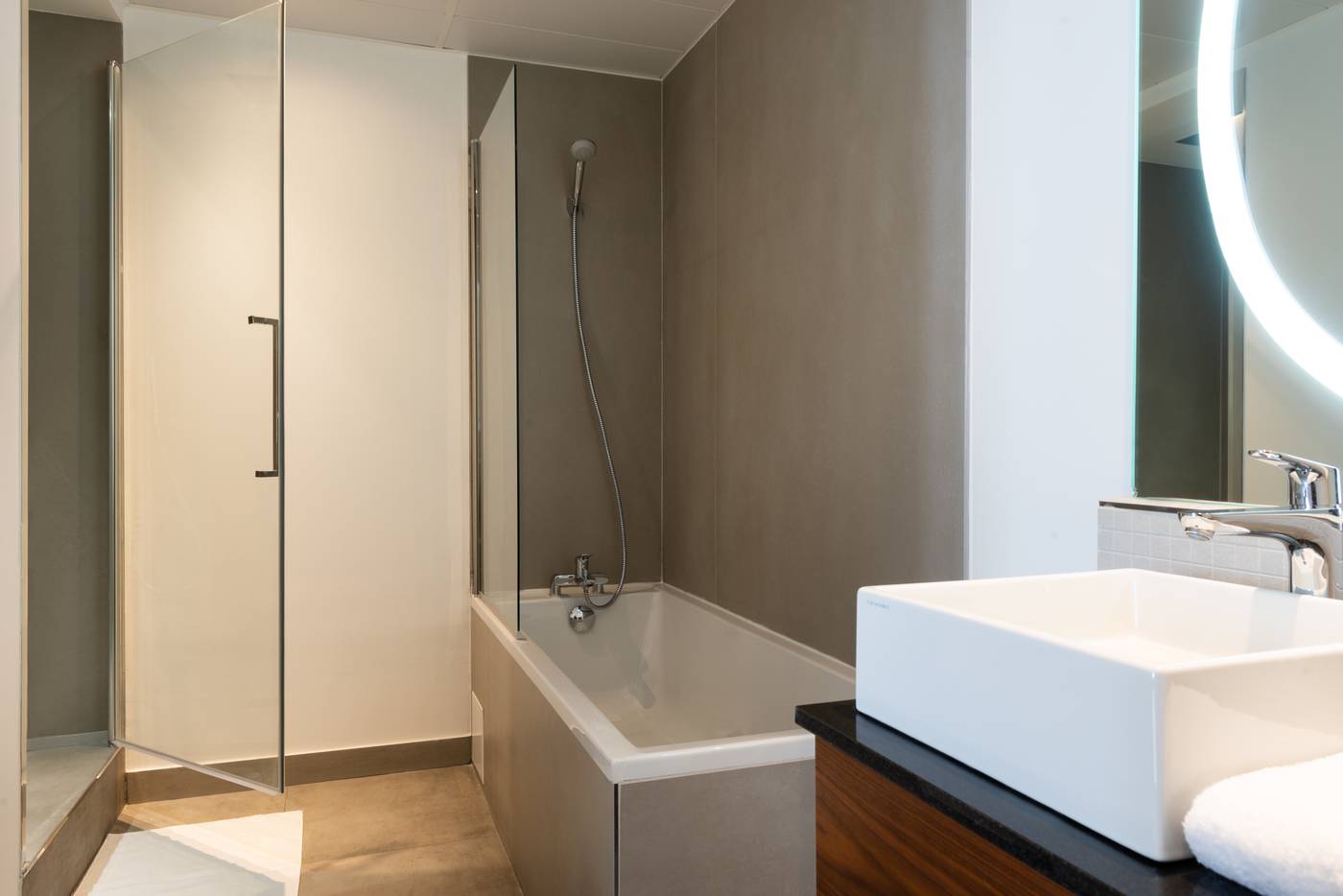 Crowne-Plaza-Paris-Republique-Room-43