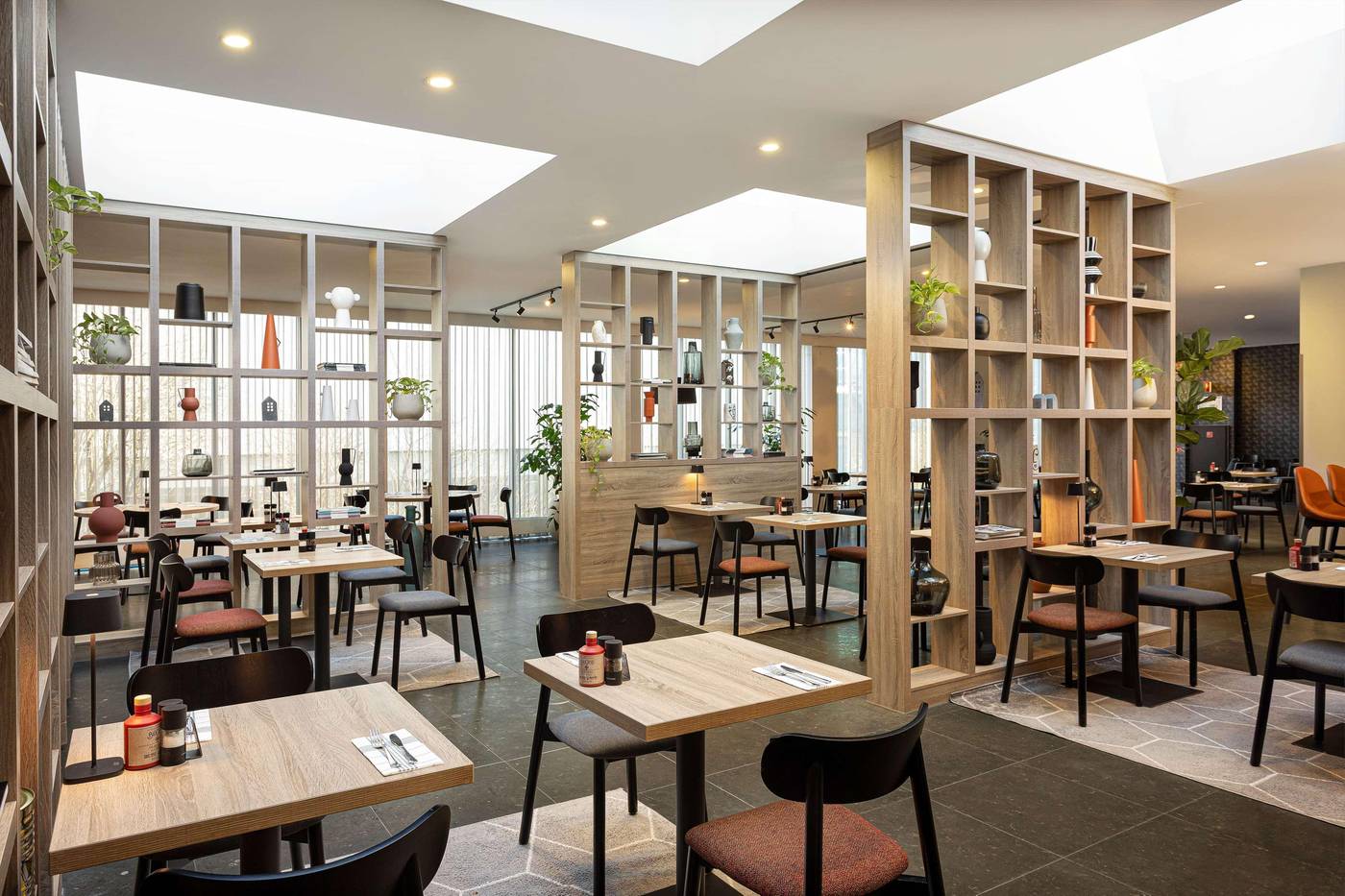 Ramada-by-Wyndham-Amsterdam-Airport-Schiphol-Restaurant-27