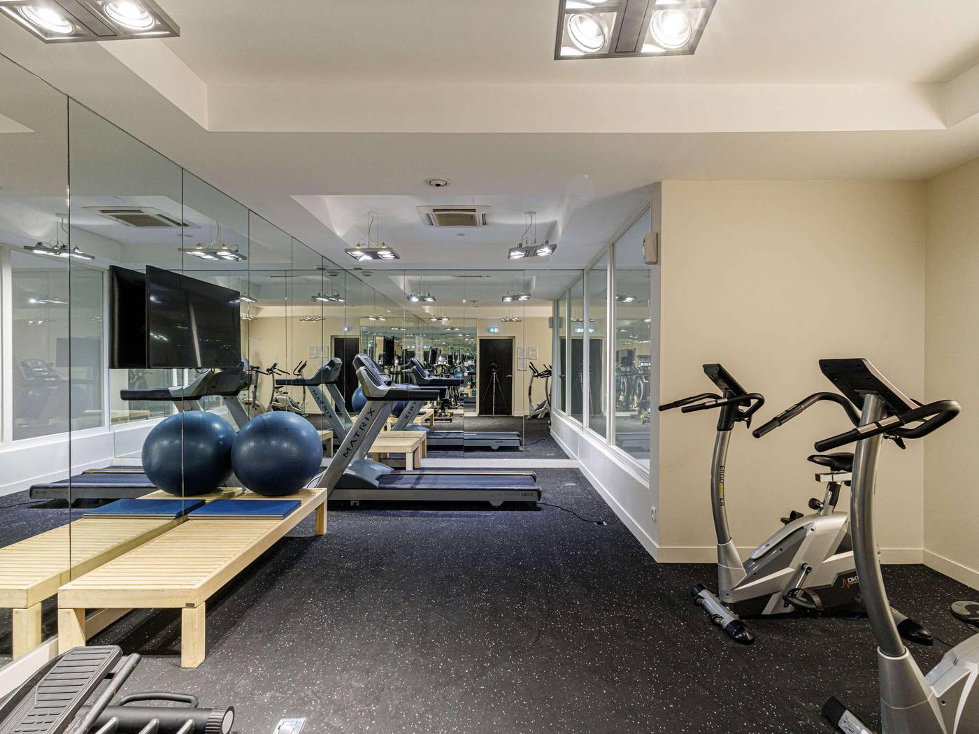 Hipark-Design-Suites-Nice-Sports-and-Entertainment-65