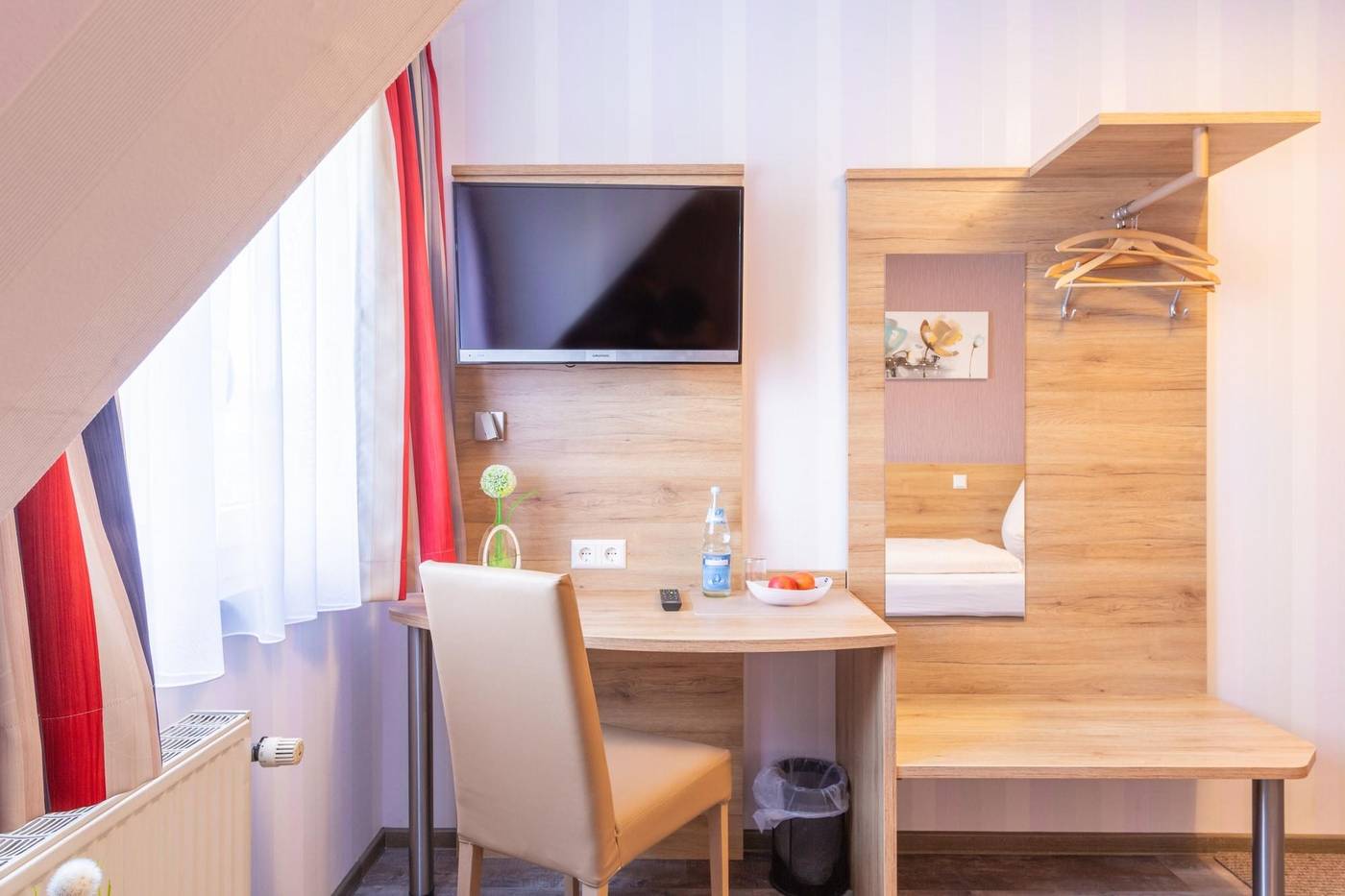 Hotel Reinhardtshof Garni-Germany-WOLFSCHLUGEN-Room-9