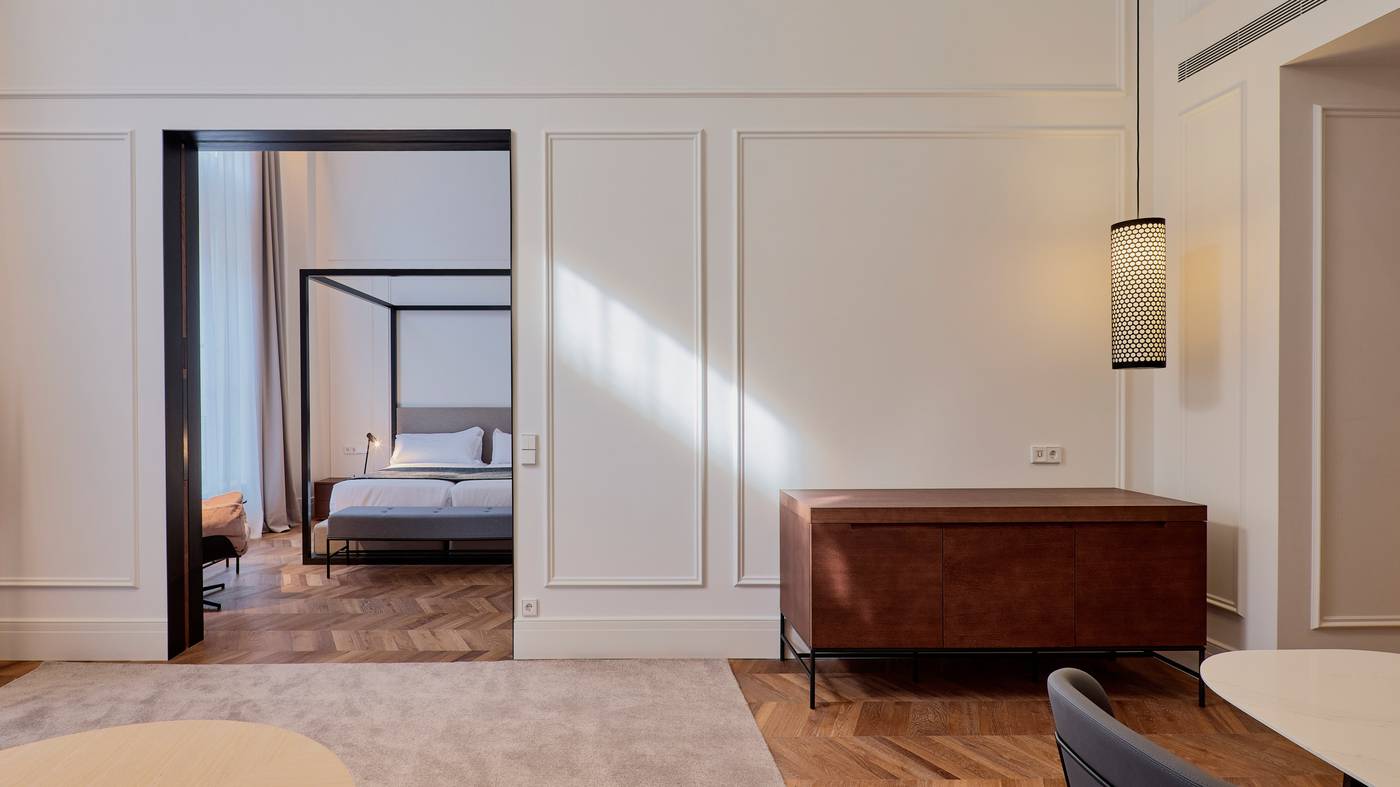 Kozmo-Hotel-Suites---Spa-Room-25