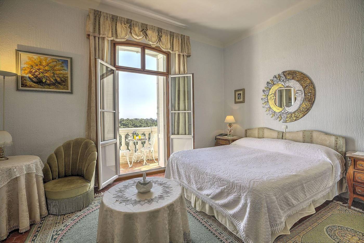 Chateau-de-Mei-Lese-Room-44