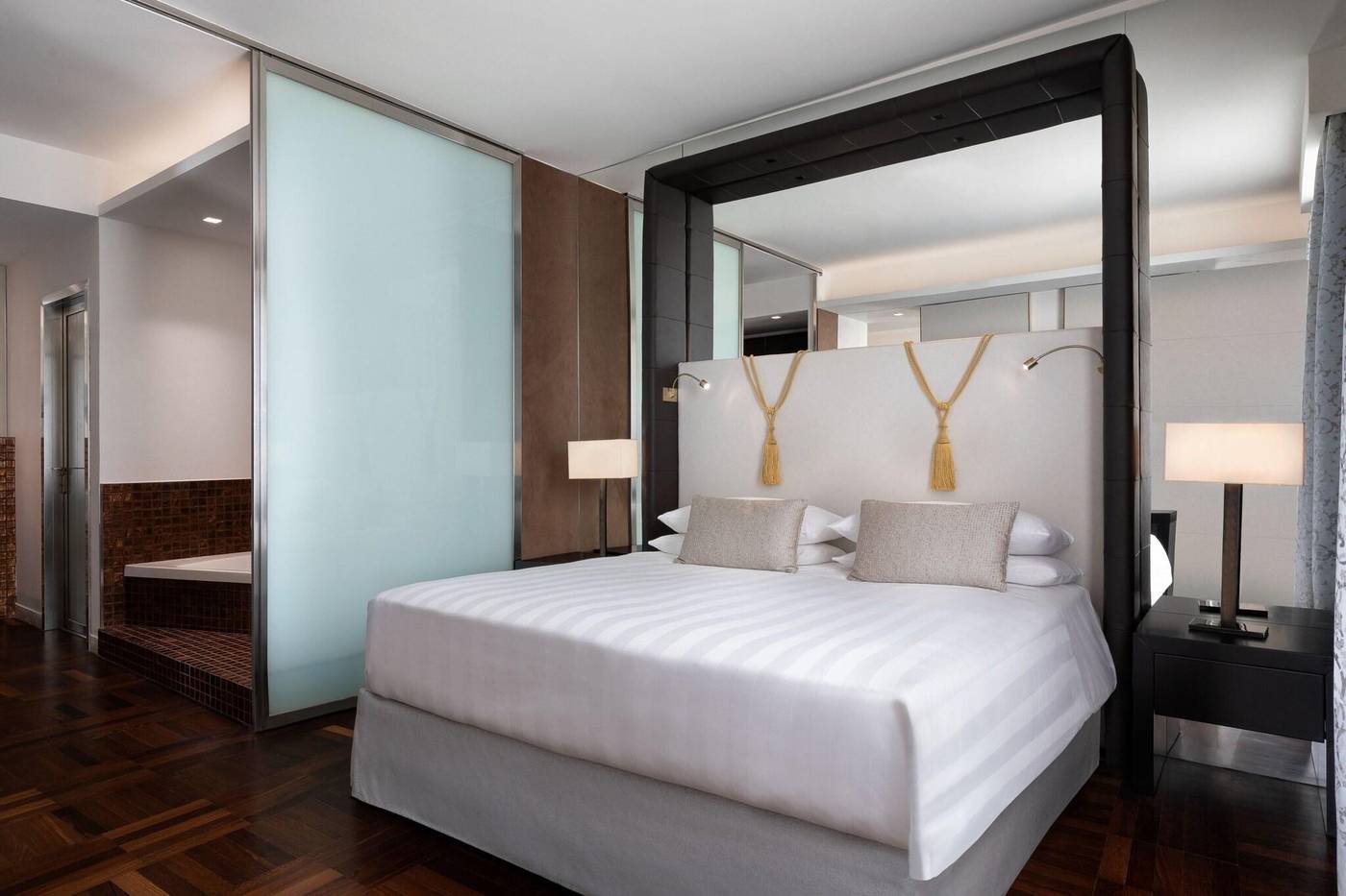 Sina-Bernini-Bristol--Autograph-Collection-Room-48