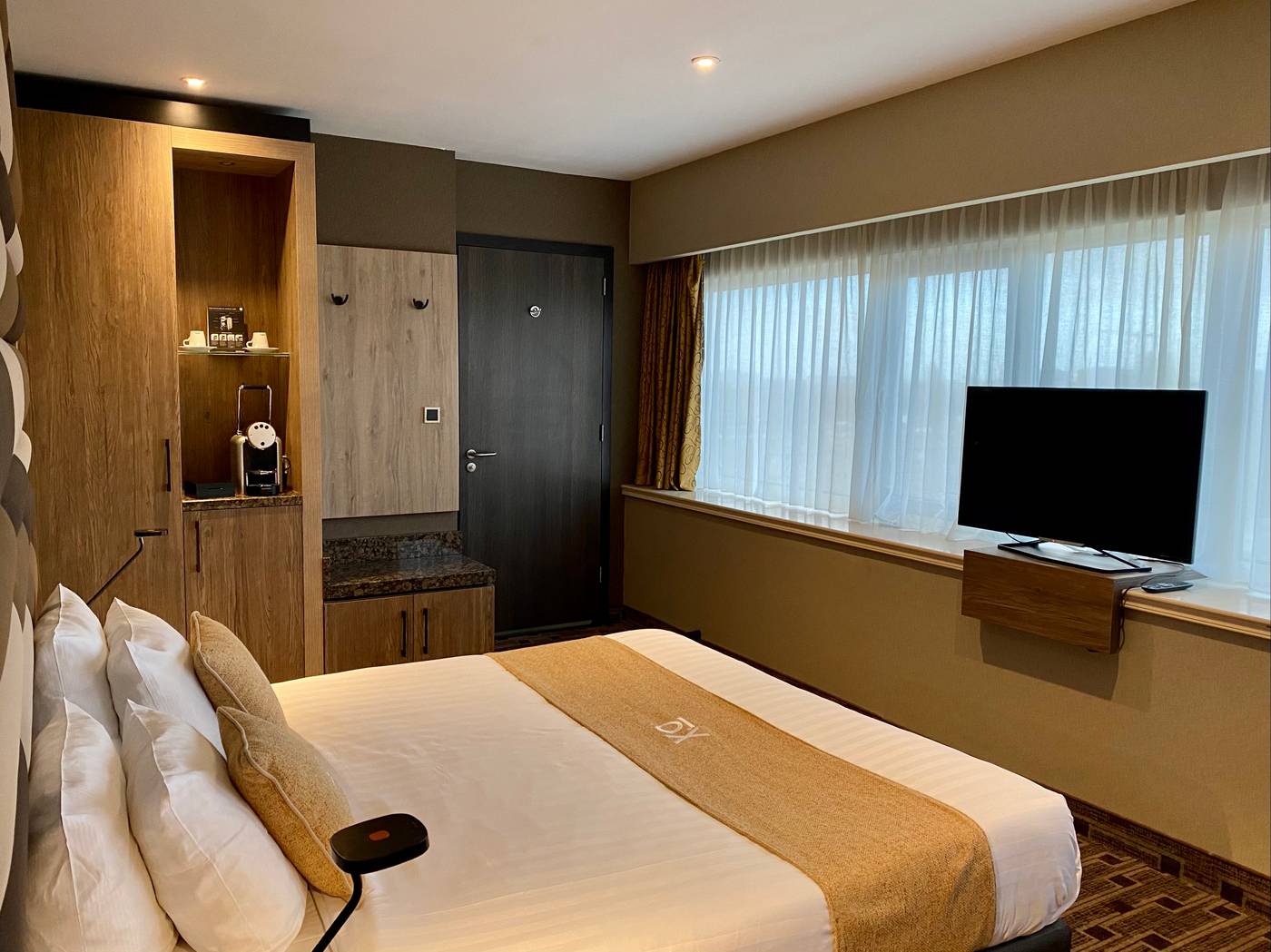 Xo-Hotels-Blue-Tower-Room-19