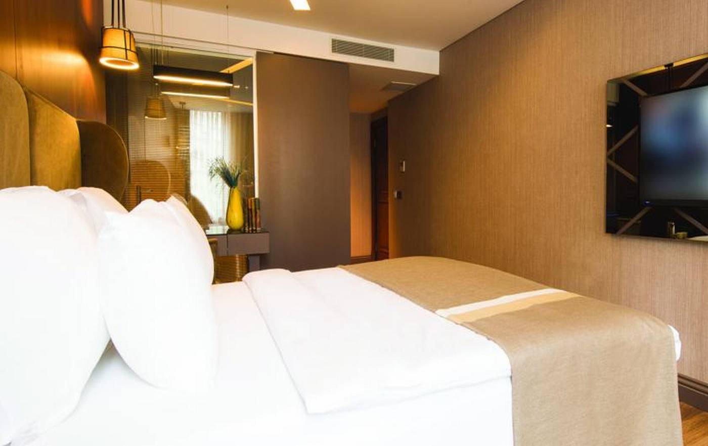 Blueway-Historical-Hotel-Room-13