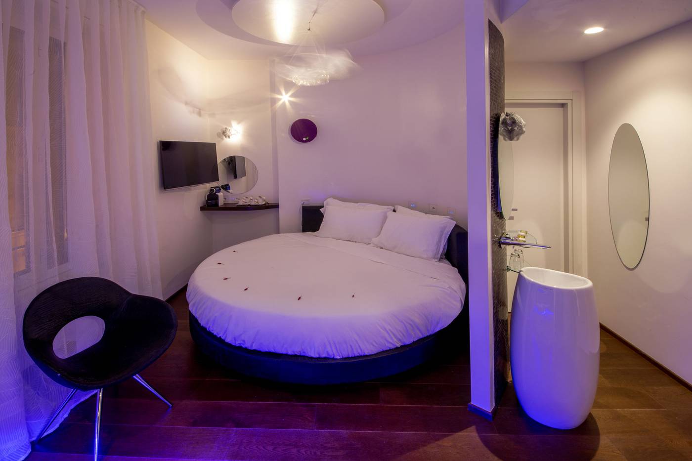 SuiteSistina-For-Brave-Lovers-Room-10