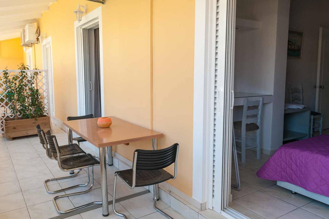 Tom-and-John-s-Apartments-Room-14