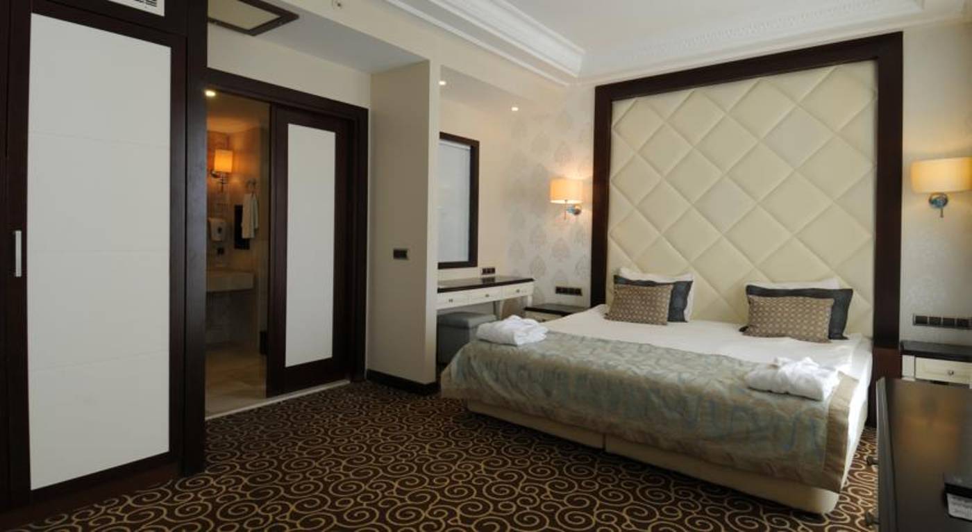 Goldcity-Hotel-Pool-19