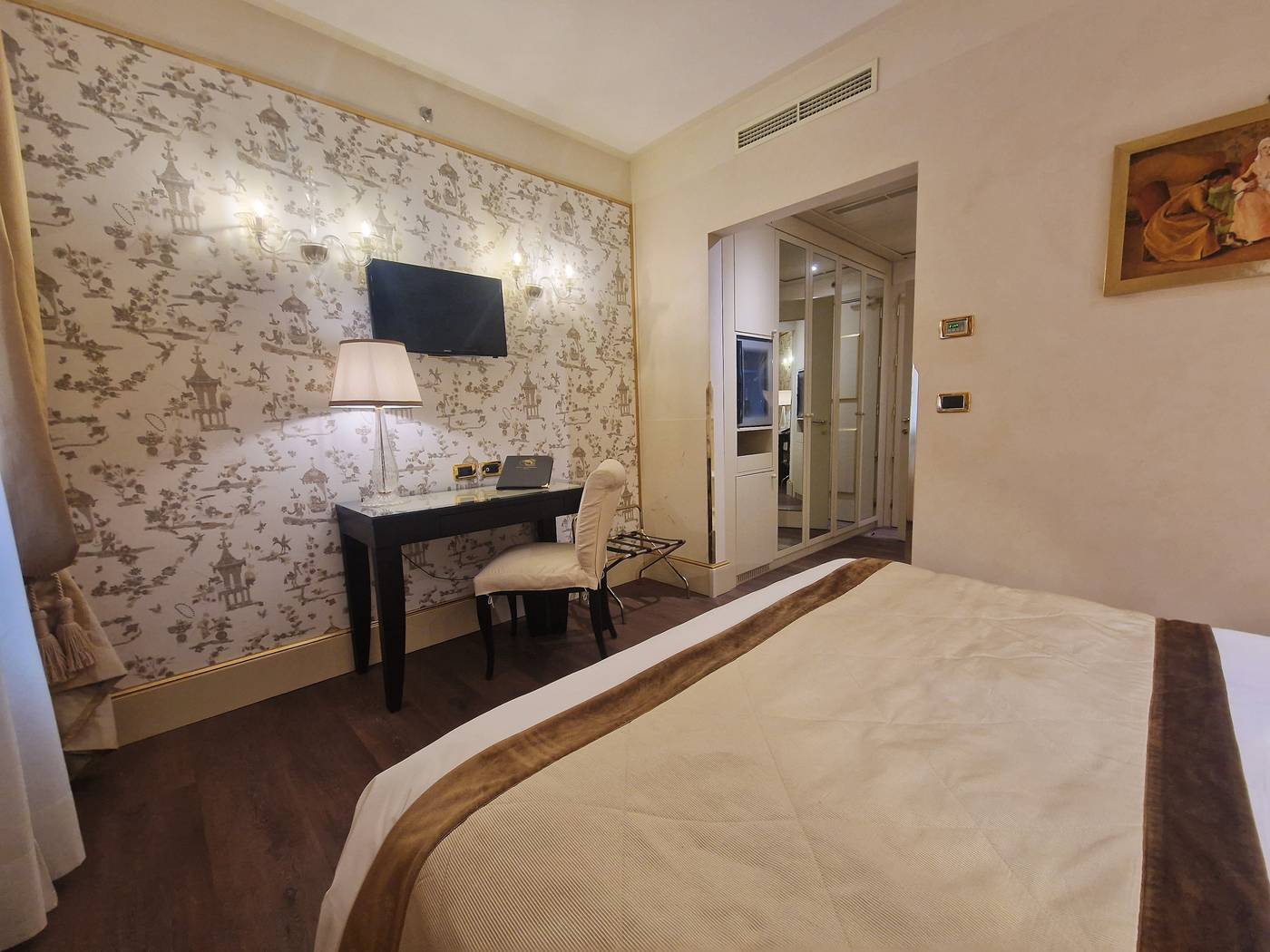 A-La-Commedia-Room-27