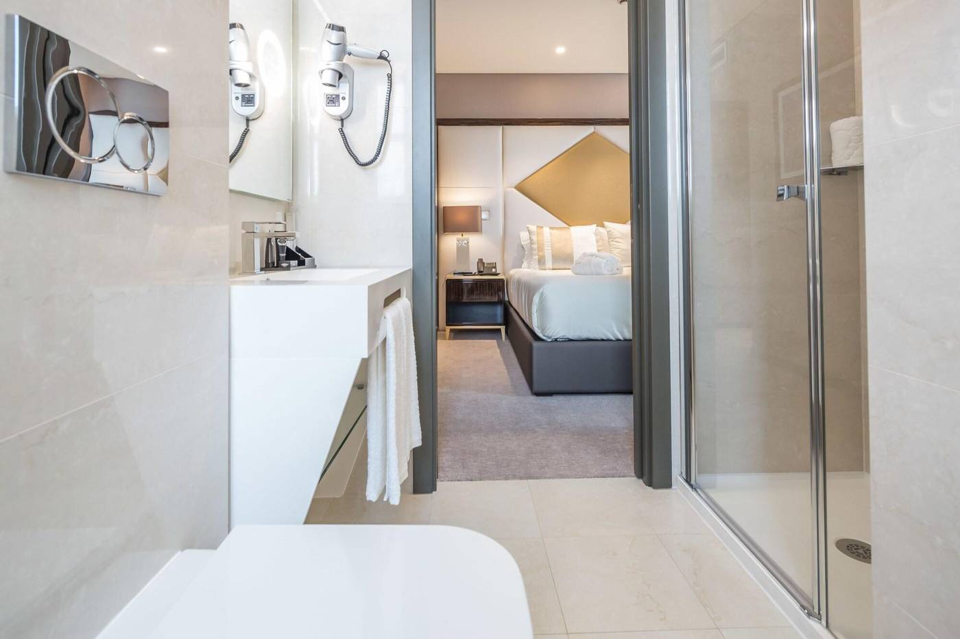 Meraprime-Gold-Design-Hotel-Room-33