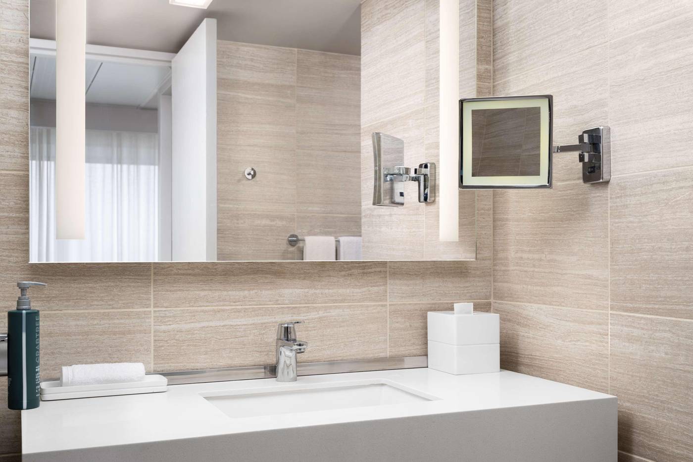 Millennium-Hilton-New-York-One-UN-Plaza-Room-76