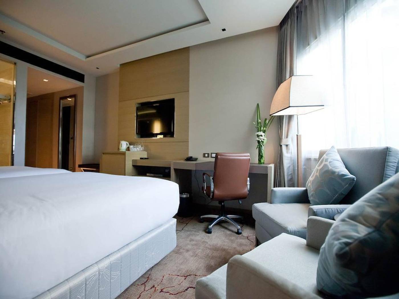 Graceland-Bangkok-by-Grace-Hotel-Room-12