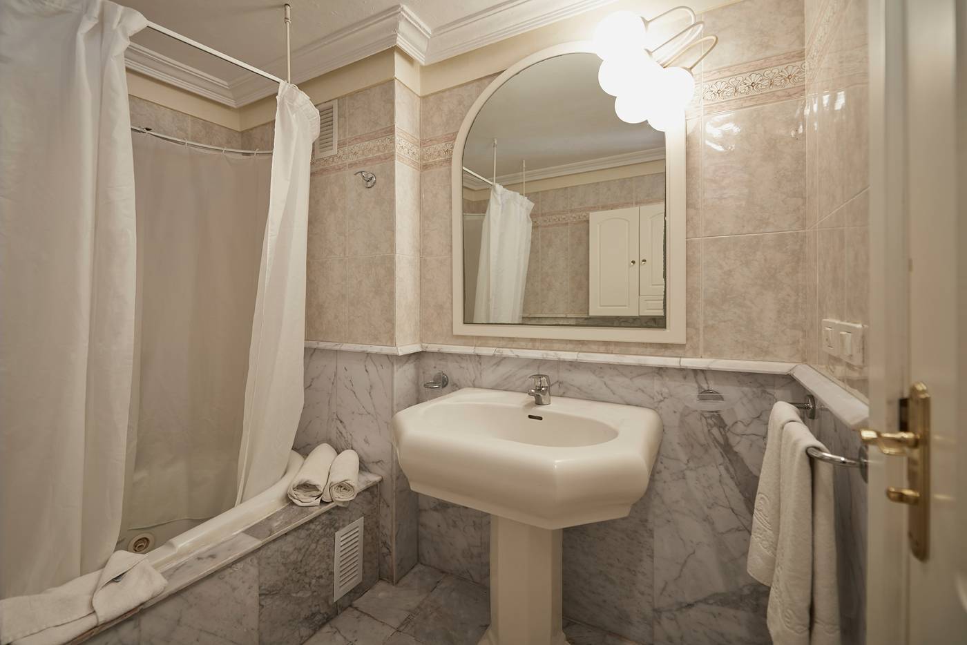 Flamingo-Beach-Mate-Room-36