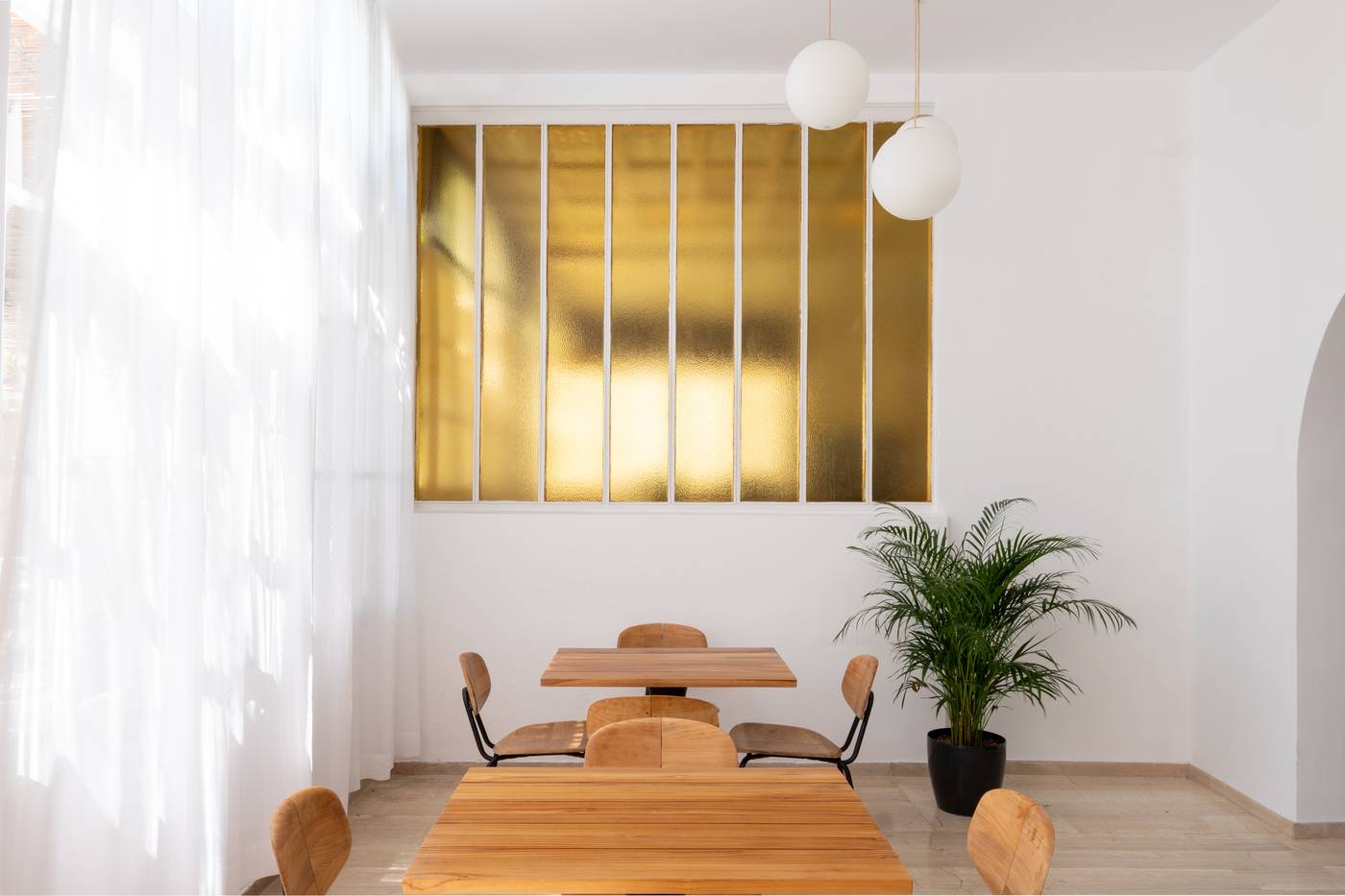 Kamari-Beach-Restaurant-27