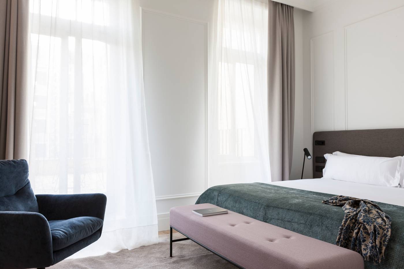 Kozmo-Hotel-Suites---Spa-Room-36