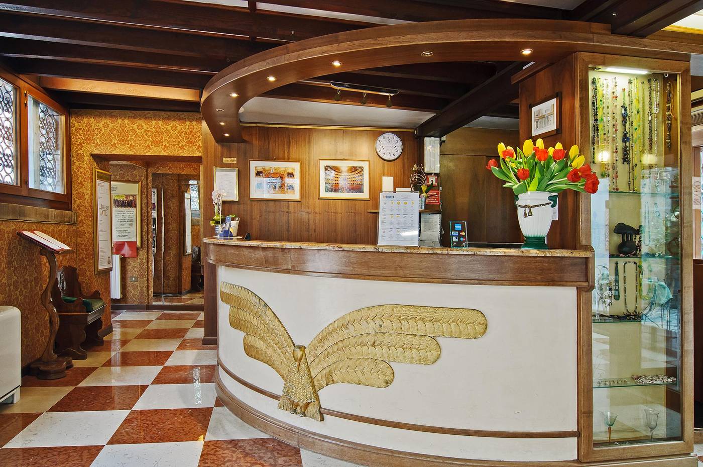 La-Fenice-et-des-Artistes-Lobby-4