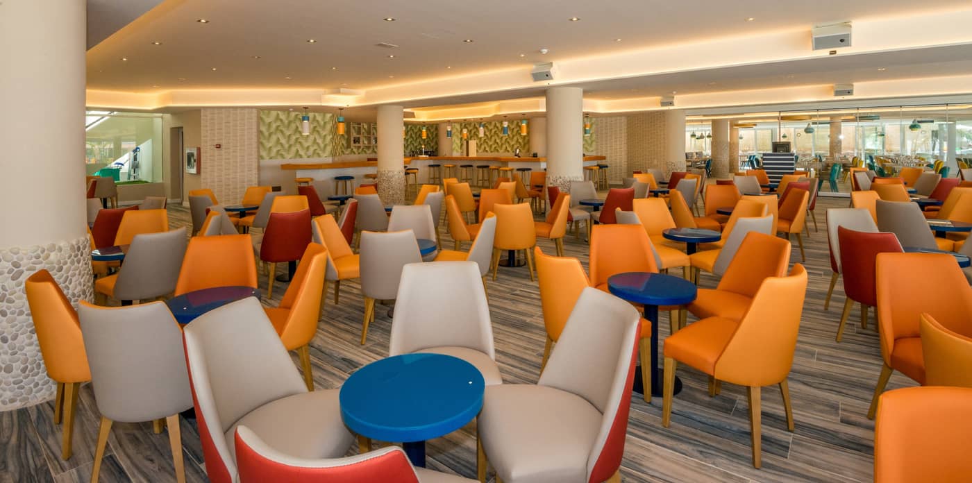 Hovima-La-Pinta-Beachfront-Family-Hotel-Bar-54