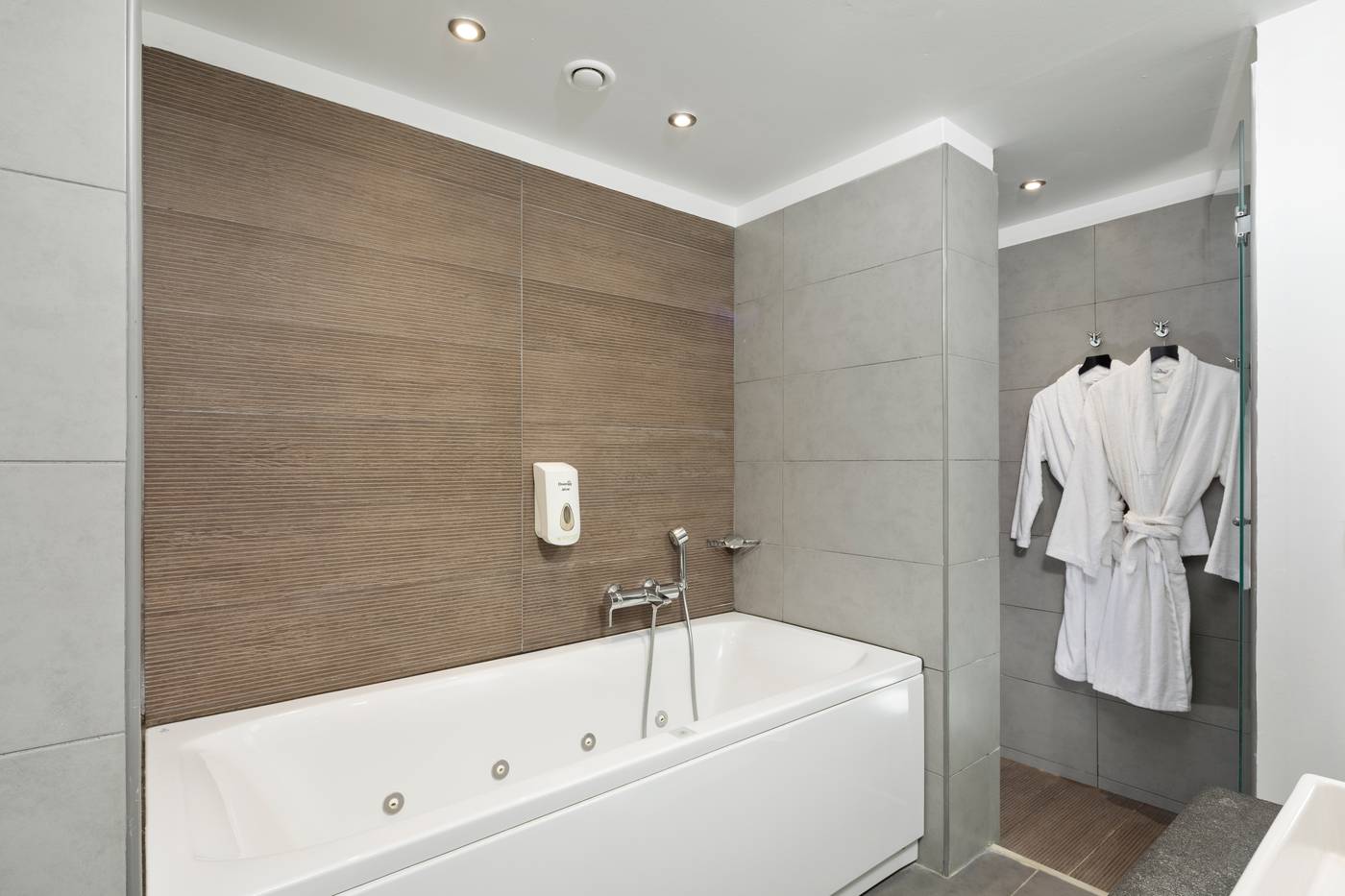 07.05.25 Sentido Apollo Palace