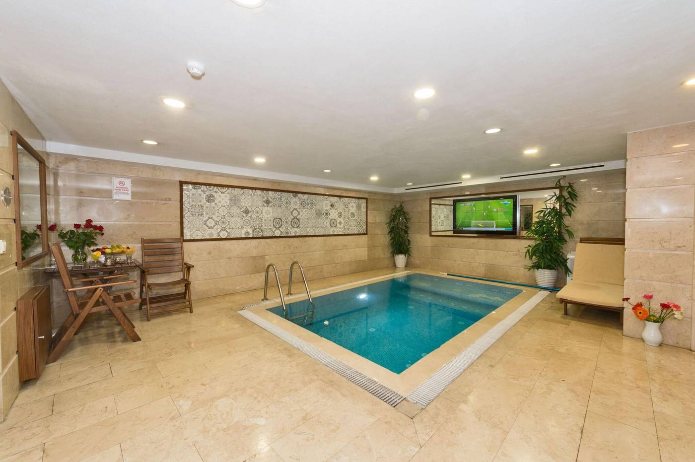 Darkmen-Hotel-Pool-45