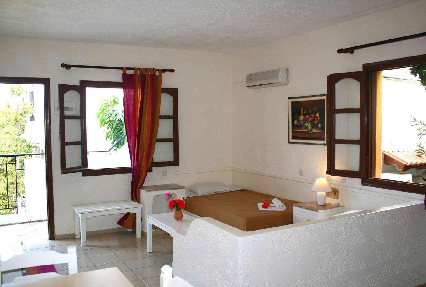 Semiramis-Apartments-Room-14