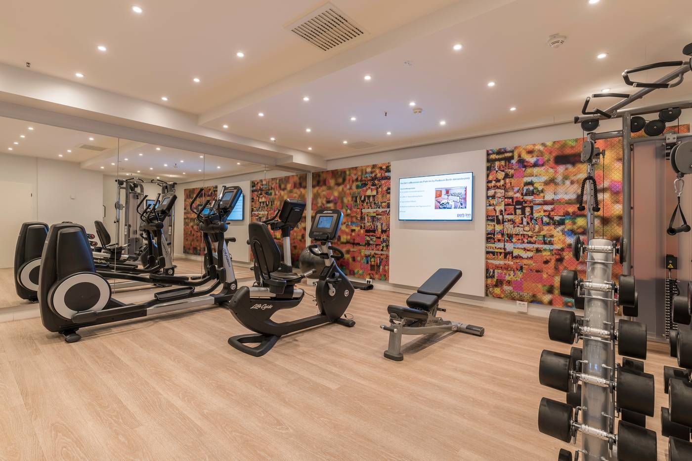 Park-Inn-by-Radisson-Berlin-Alexanderplatz-Sports-and-Entertainment-76