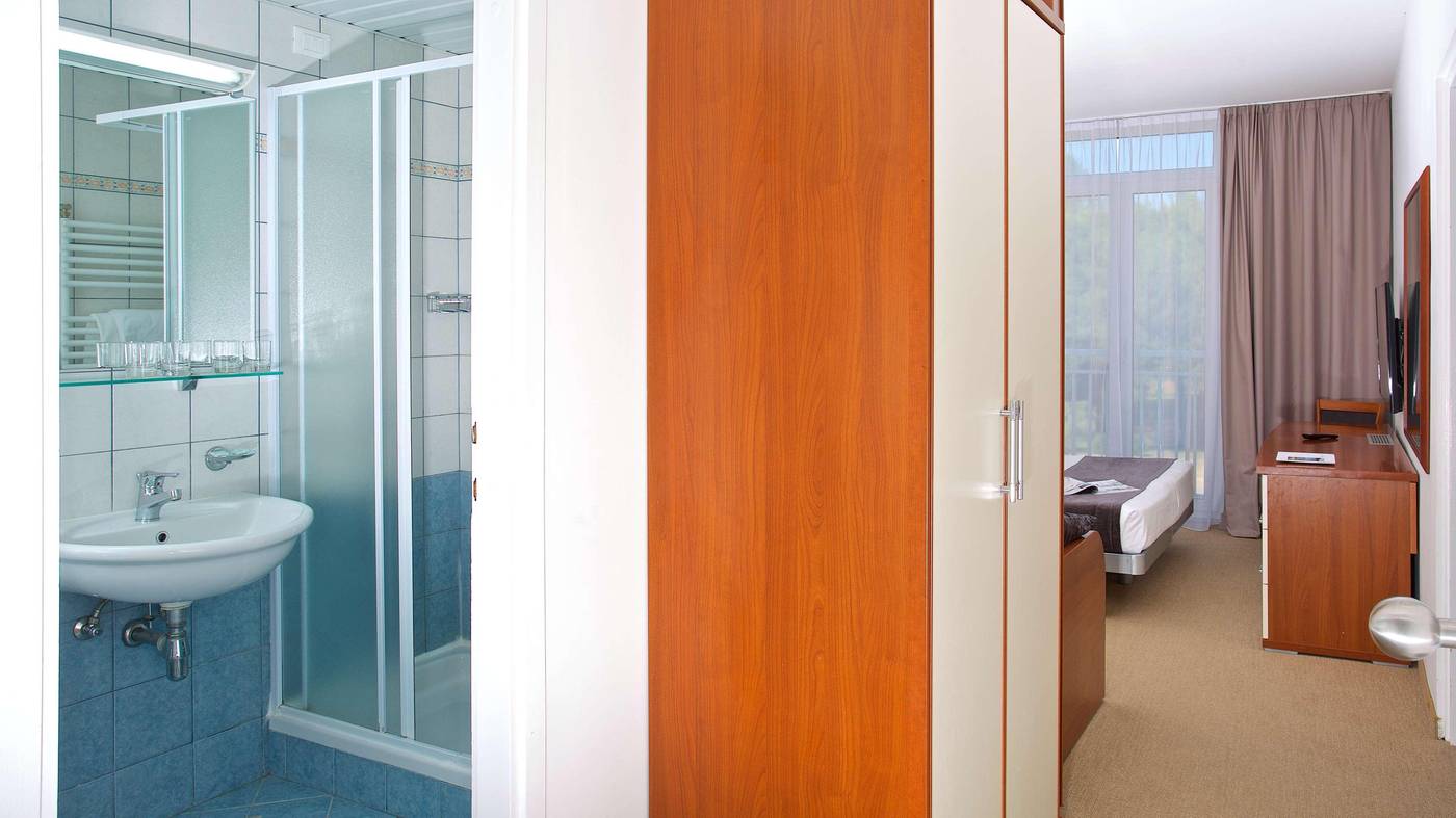 Hotel-Holiday-Room-40