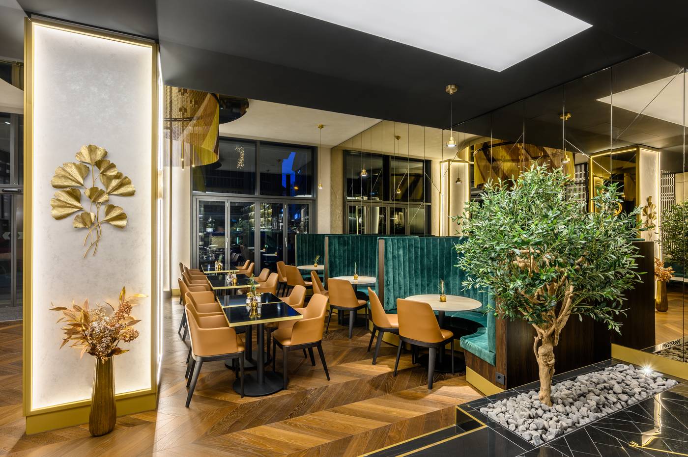 Hotel-Emerald---Suites-Restaurant-16