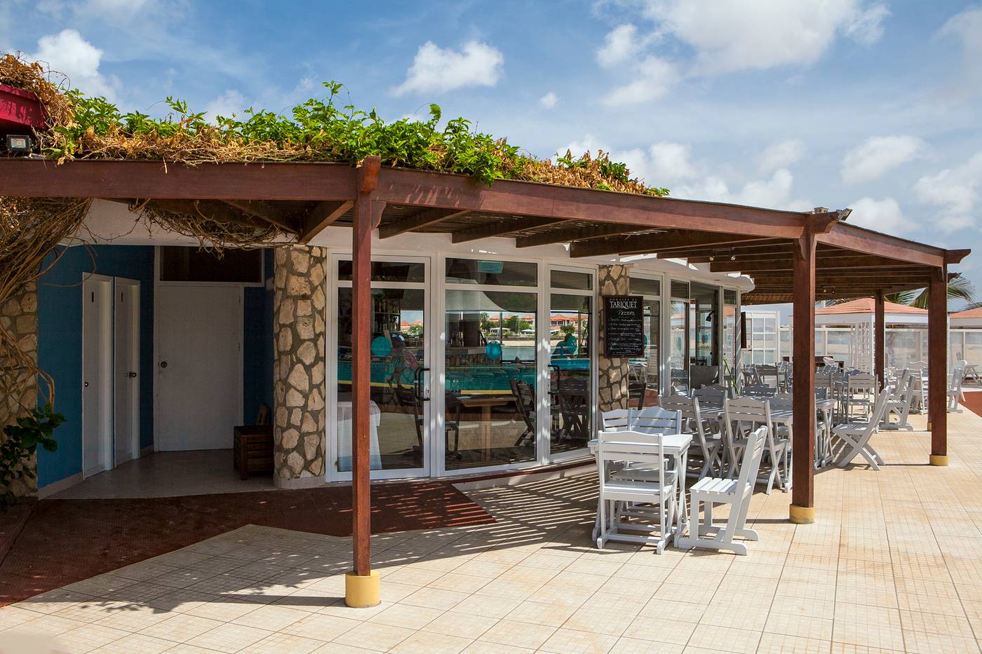 Murdeira-Village-Resort-Bar-10