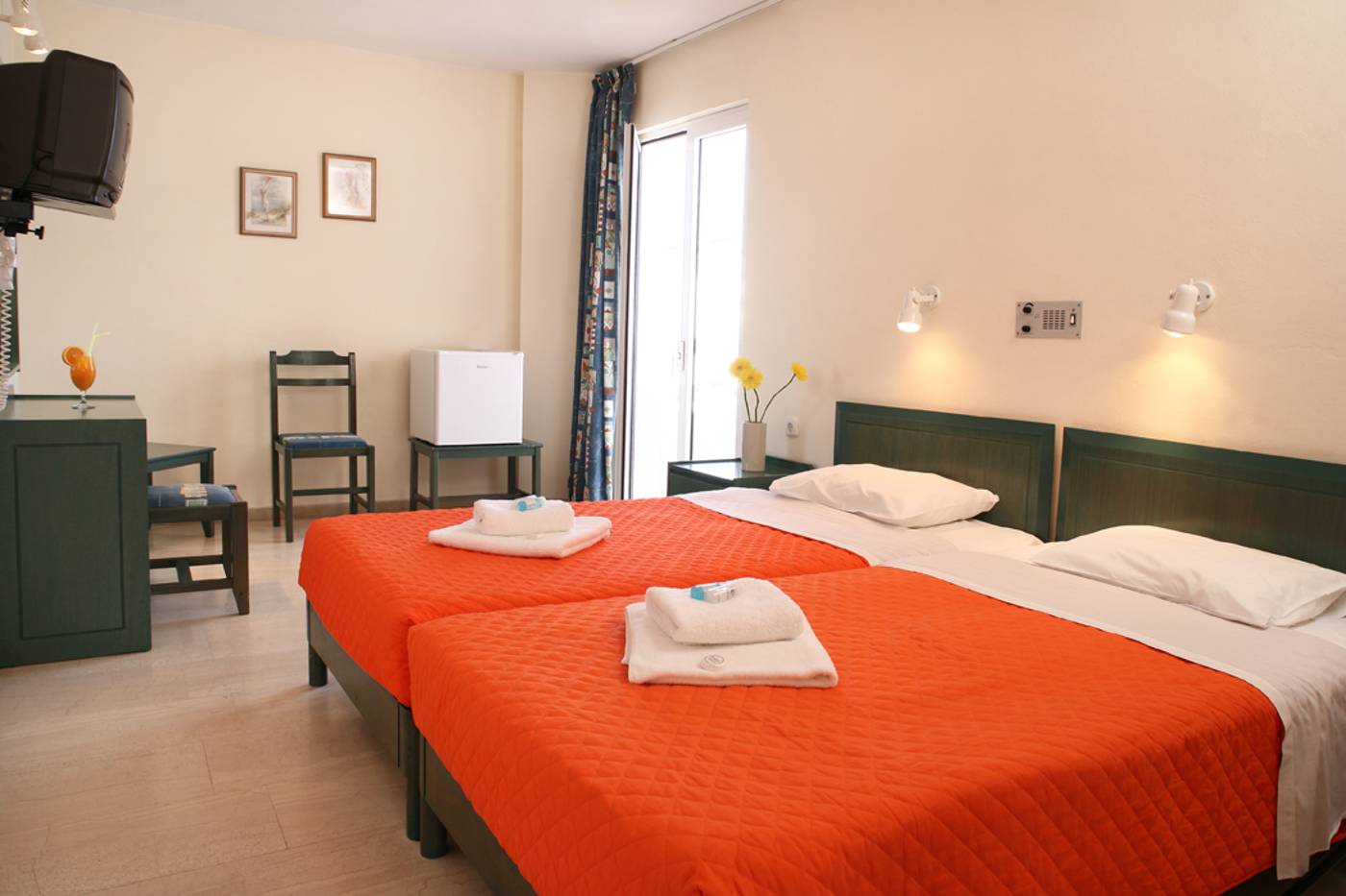 Evelyn-Beach-Room-18