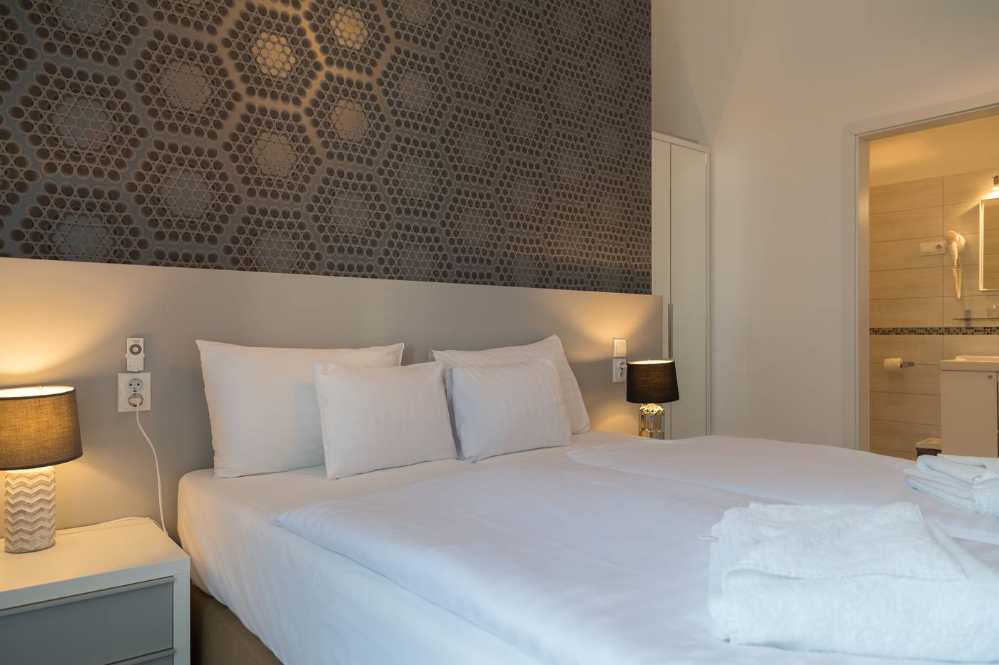 Hotel-Mika-Downtown-Room-23