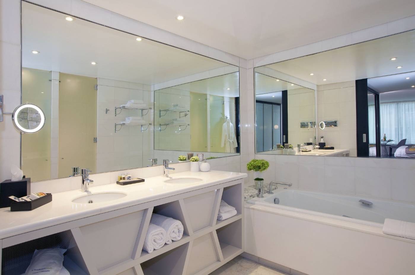 La-Clef-Tour-Eiffel-Paris-by-The-Crest-Collection-Room-32