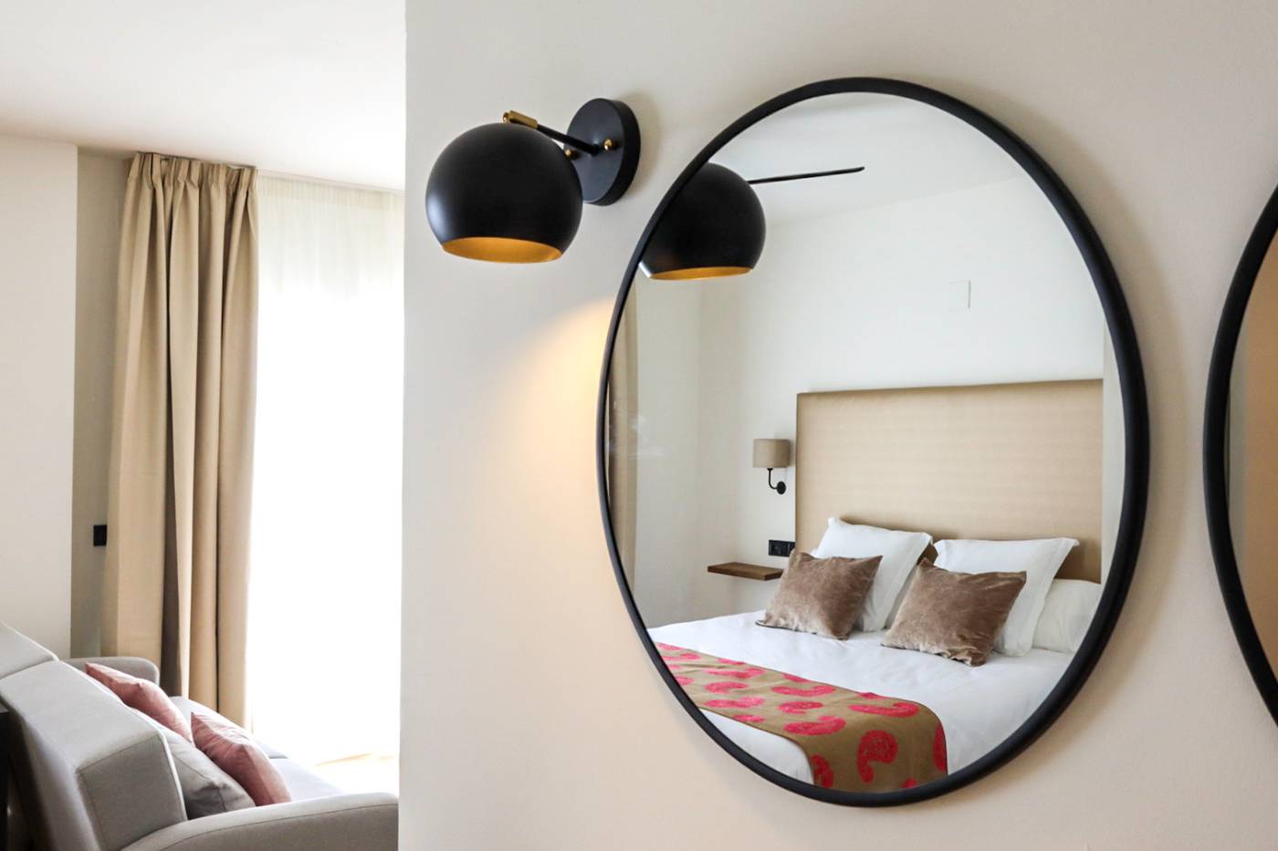 Fay-Victoria-Beach-Room-28