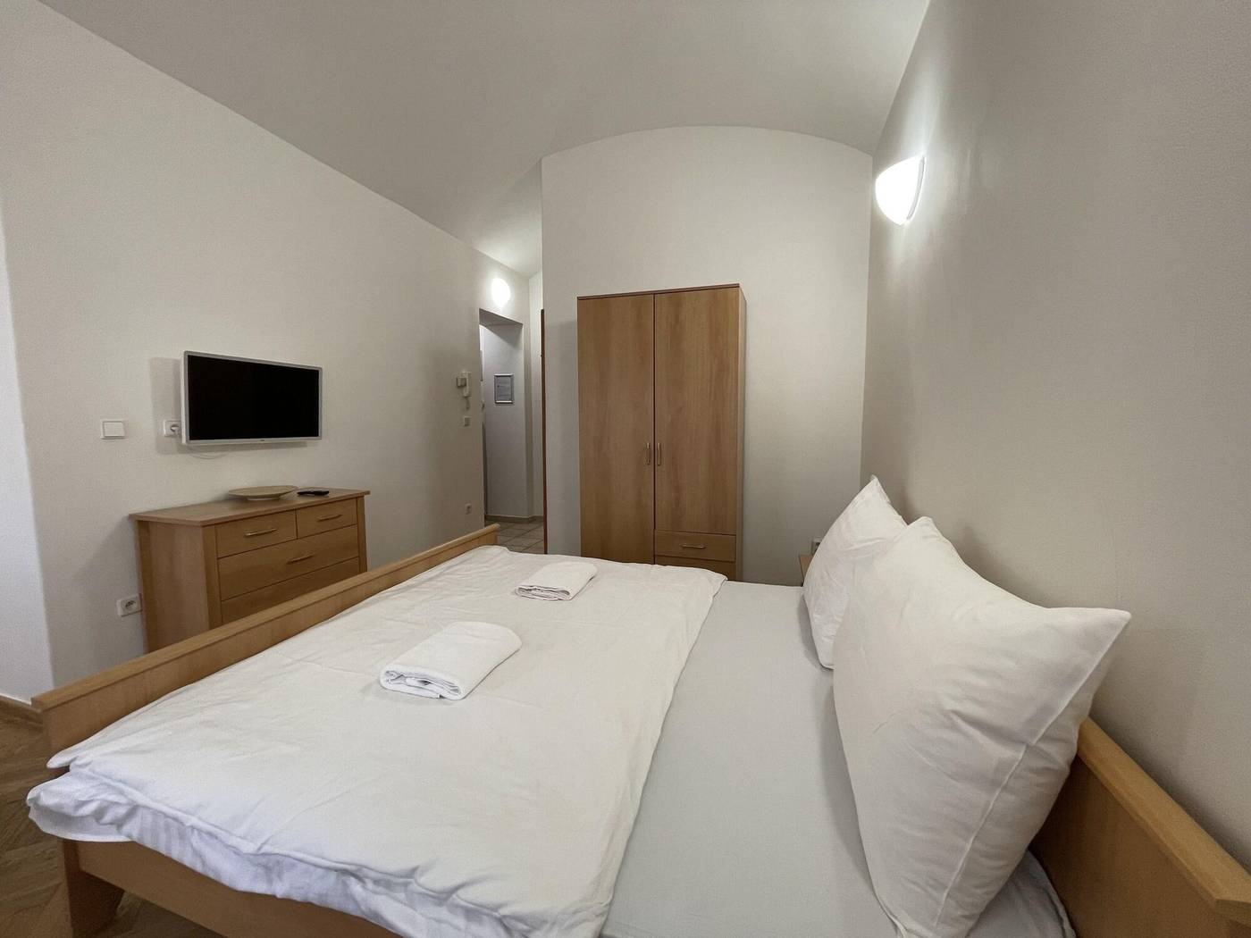 Boutique-Apartments-White-Swan-Room-51