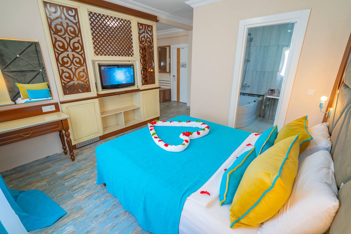 CLUB BIG BLUE SUITE HOTEL