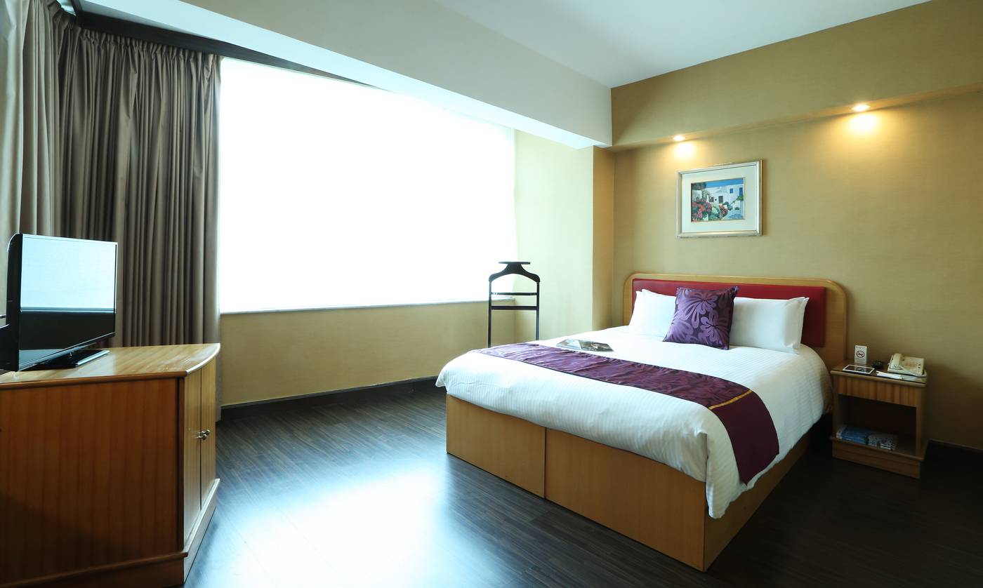 The-Imperial-Hong-Kong-Room-8