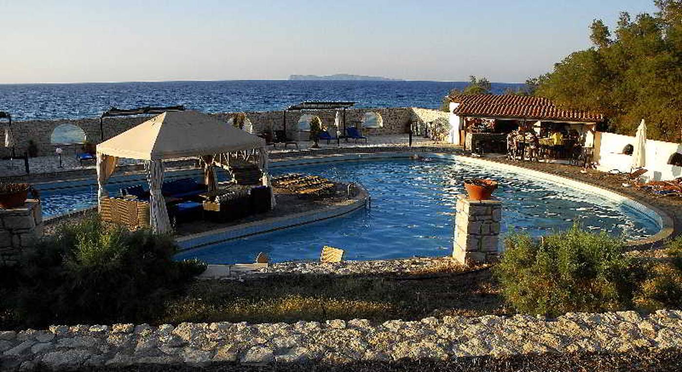 Lassion-Golden-Bay-Pool-4