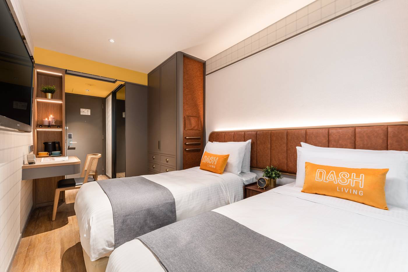 Dash-Living-on-Hollywood-Room-6